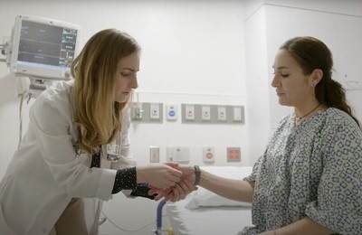 Кодирование Аквилонг в Белореченске Врач держит пациентку за руку