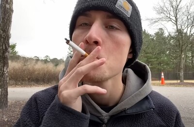 Лечение зависимости от табакокурения в Белореченске Мужчина с сигаретой делает затяжку