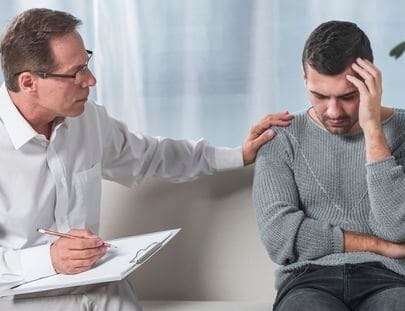 Работа психолога с зависимыми от гашиша Психолог и пациент беседуют в кабинете