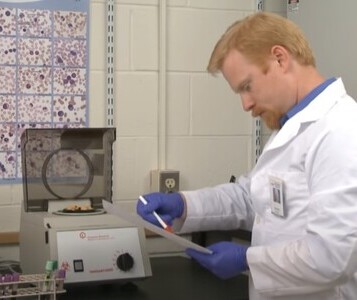 Клиника лечения наркозависимости в Белореченске Врач в кабинете клиники