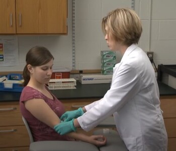 Лечение зависимости от аптечных препаратов в Белореченске Врач делает инъекцию пациентке